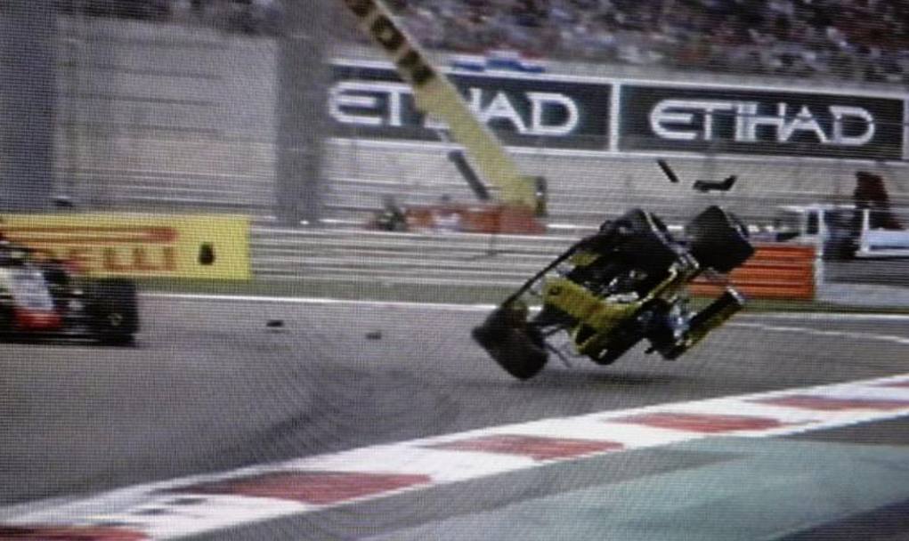Primi giri del GP di Formula 1 di Abu Dhabi, la Renault di Nico Hulkenberg si tocca con la monoposto di Grosjean, s&#39;impenna e vola fuori pista dopo uno spaventoso cappottamento. Tanta paura ma nessuna conseguenza fisica per il pilota tedesco, lo stesso non si pu dire per l&#39;auto